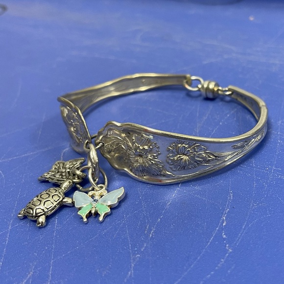 Vintage Artisan Butterfly & Turtle Charm Silver Spoon Bracelet Floral Pattern - Picture 5 of 10